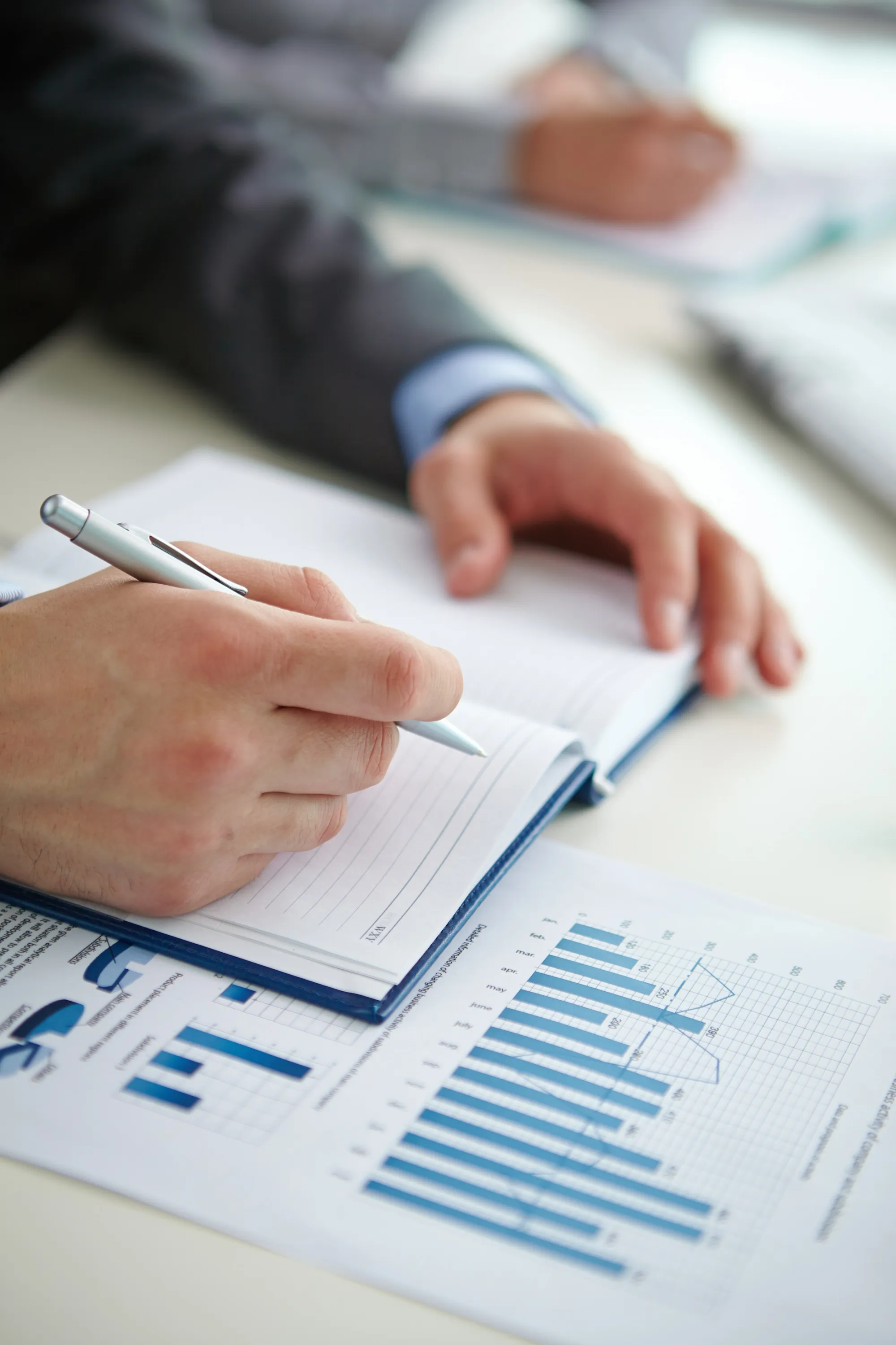 Profissional analisando gráficos e documentos impressos